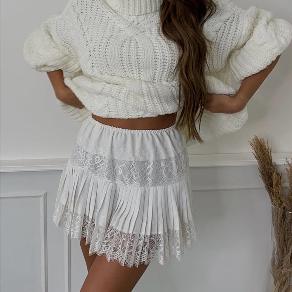 Elegant White Lace Pleated Skirt